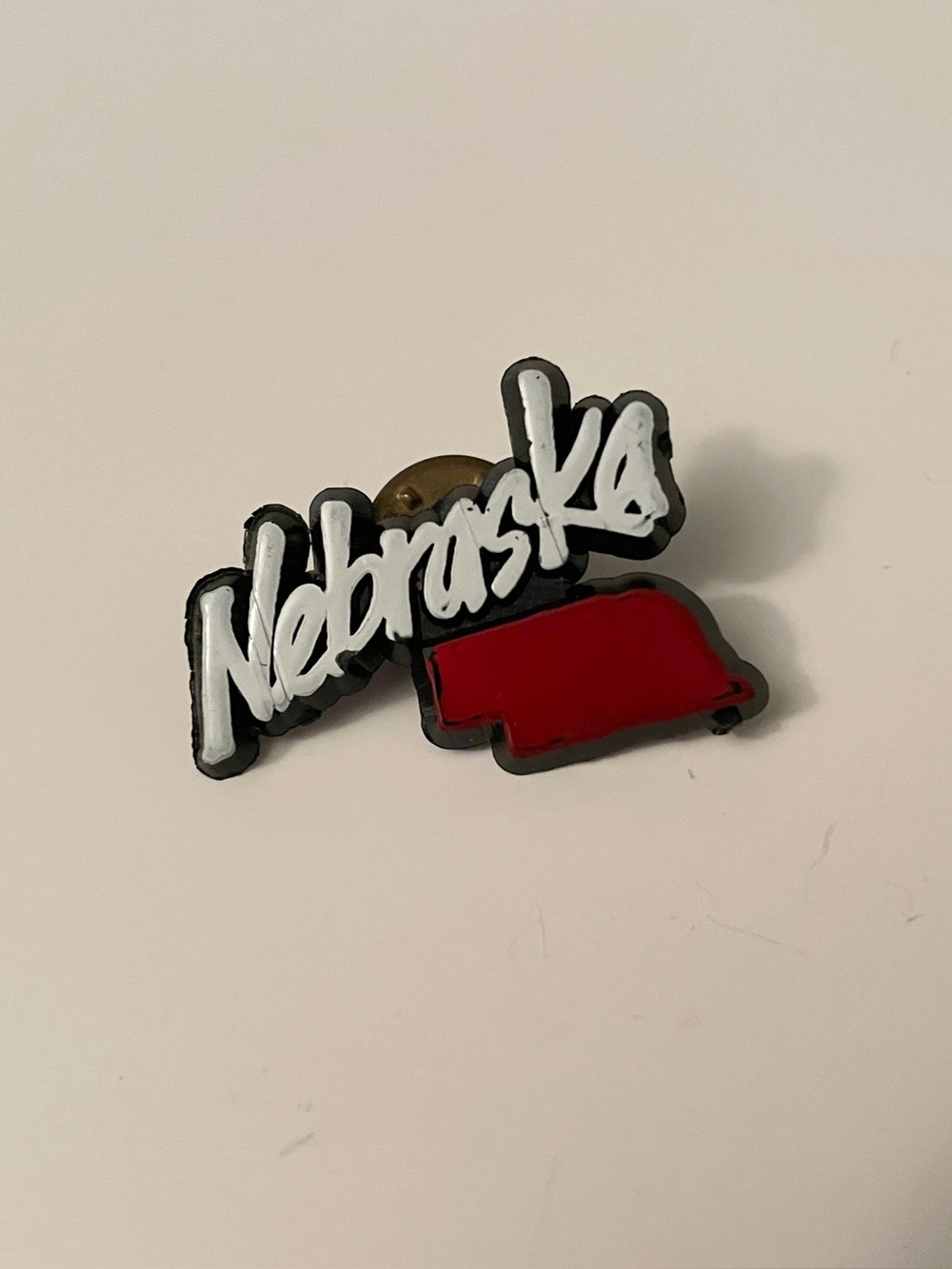 Vintage Nebraska State Map Script Hard Plastic Lapel Pin - Picture 2 of 11